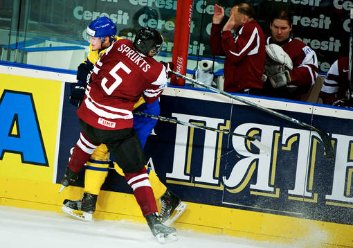 Oliver Ekman Larsson, Sverige, blir tacklad av Janis