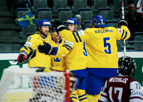 Michael Nylander, Sverige, gratuleras till sitt 3-1-mål