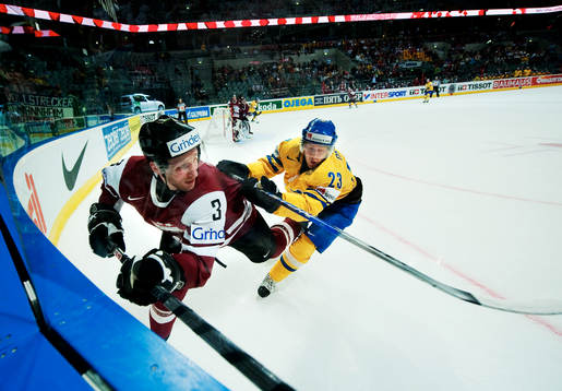 Arvids Rekis, Lettland, blir tacklad av Linus Omark, Sverige