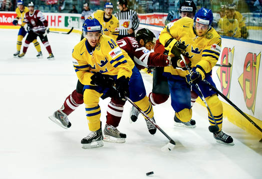 Mikael Backlund och Jonas Andersson, Sverige, jagar pucken
