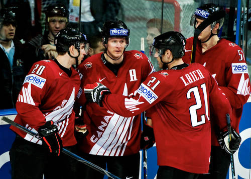 John Tavares, Kanada, (20) gratuleras till sitt 10-1-mål