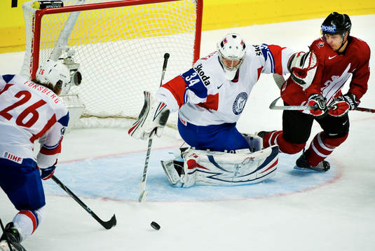 Jordan Eberle, Kanada, oroar framför André Lysenstoen,