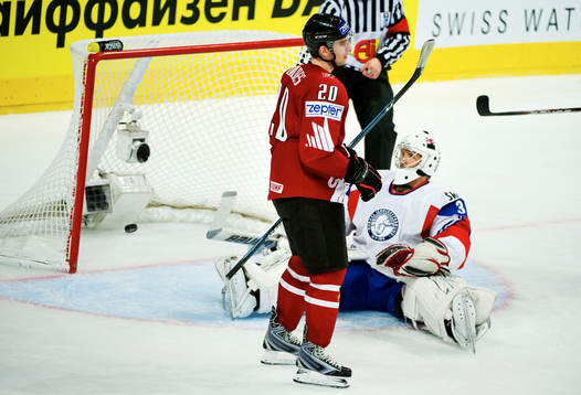 John Tavares, Kanada, och André Lysenstoen, målvakt, Norge