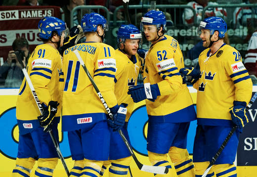 Tony Mårtensson, Sverige, gratuleras till sitt 4-2-mål