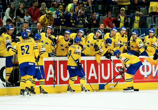 Tony Mårtensson, Sverige, gratuleras till sitt 4-2-mål