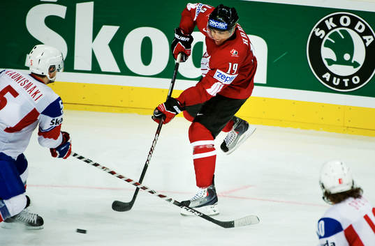 Evander Kane, Kanada, skjuter mot mål
