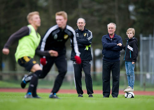 Affe Jönsson och Bosse Nilsson följer träningen