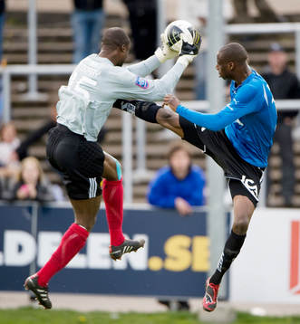 Joe Sise, Halmstad, flyger in i  Pa Dembo Touray, målvakt,