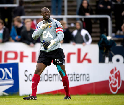 Pa Dembo Touray, målvakt fick en smäll på halsen, ont,