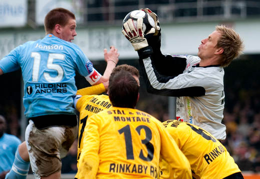 Mattias Asper, målvakt Mjällby och Pontus Jansson, Malmö