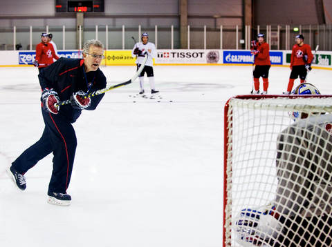 Craig MacTavish, tränare, deltar i träningen
