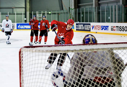 Mark Messier, general manager, deltar i träningen