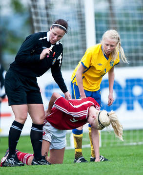 Annica Andric, domare och Line Falkenberg, Danmark, skada.