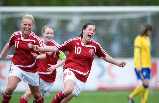1-1, Pernille Madsen (10), Danmark, jubel och grattas av