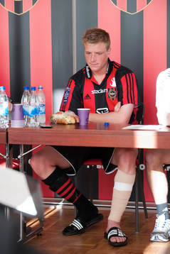 En skadad John Guidetti på presskonferensen