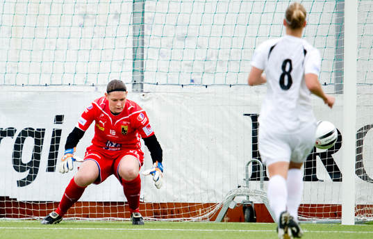 Caroline Jönsson, målvakt, Umeå ser bollen gå i mål