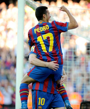 Pedro har gjort 2-0 jubel med Lionel Messi