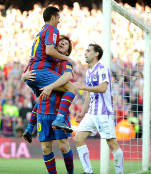 Pedro har gjort 2-0 jubel med Lionel Messi