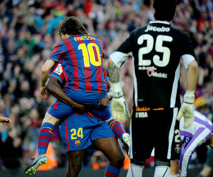 Lionel Messi, Barcelona har gjort mål och firar med Touré