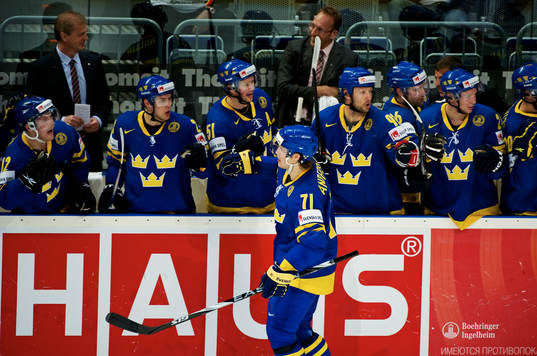 Jonas Andersson, Sverige, gratuleras till sitt 3-0-mål