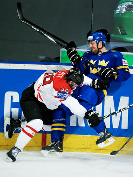 Steven Ott, Kanada, tacklar Marcus Nilson, Sverige