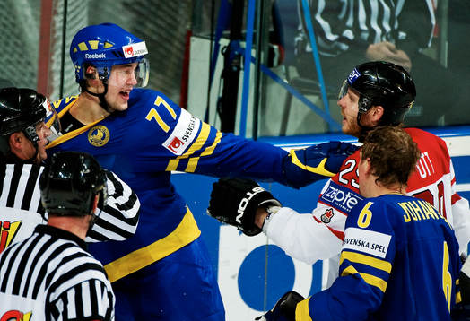 Victor Hedman, Sverige, i bråk med Steven Ott, Kanada