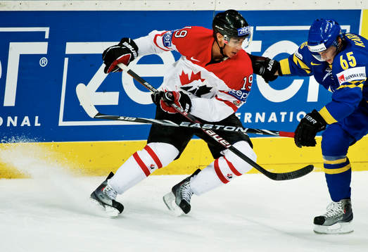 Evander Kane, Kanada, försöker ta sig förbi Erik