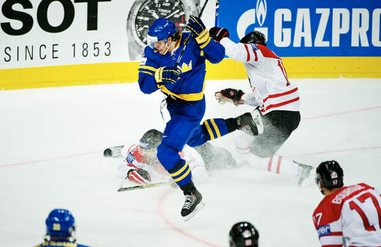 Jonas Andersson, Sverige, hoppar över en spelare