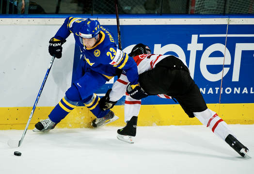 Linus Omark, Sverige, utmanas av Kyle Cumiskey, Kanada