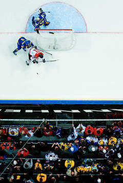 Oliver Ekman Larsson, Sverige, kämpar mot Mason Raymond,