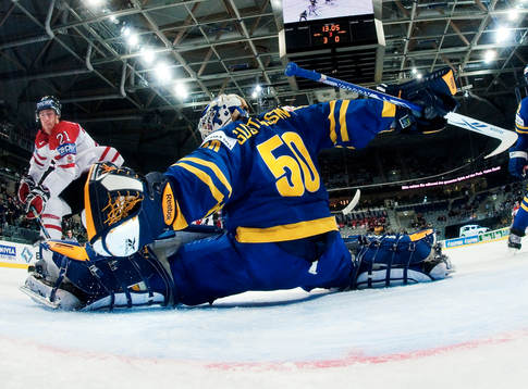 Brooks Laich, Kanada, gör 3-1 bakom Jonas Gustavsson,