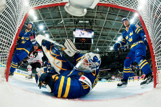 Jonas Gustavsson, målvakt, Sverige, kollar in i målet