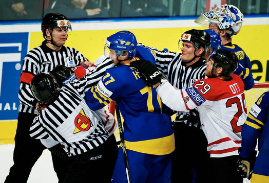Victor Hedman, Sverige, bråkar med Steve Downie, Kanada