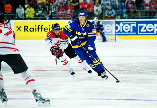 Jonathan Ericsson, Sverige, tar sig förbi Evander Kane,