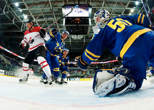 Magnus Johansson, Sverige, håller undan Evander Kane,