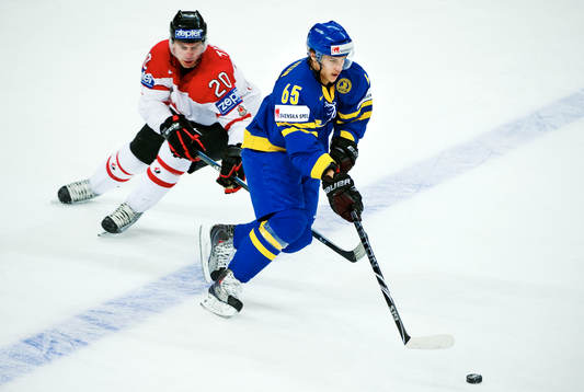 John Tavares, Kanada, hänger in med Erik Karlsson, Sverige