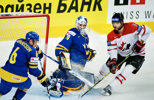 Brent Burns, Kanada, oroar framför Jonas Gustavsson,