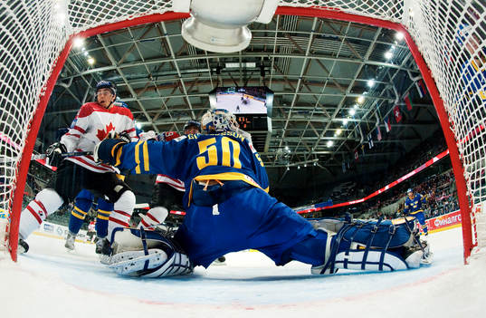 Jonas Gustavsson, målvakt, Sverige, avvärjer Jordan