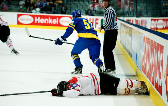 John Tavares, Kanada, ligger kvar på isen