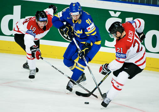 Marc Staal och Brooks Laich, Kanada, försöker båda att