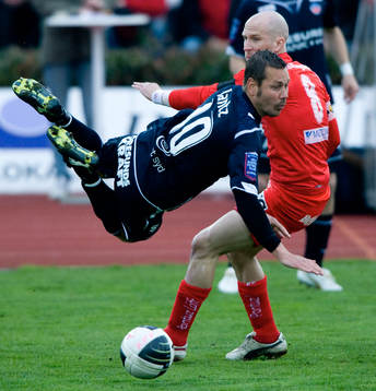 Henrik Rydström trycker till Marcus Lantz