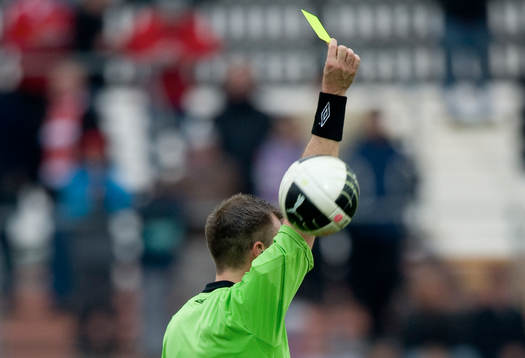 Daniel Stålhammar, domare, får bollen på armen och det