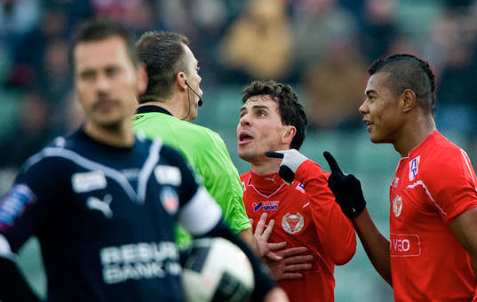 Utvisning, Daniel Stålhammar, domare, ger rött kort till