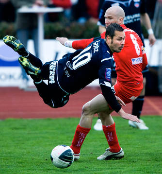 Henrik Rydström trycker till Marcus Lantz