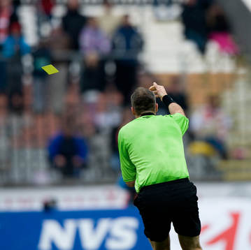 Daniel Stålhammar, domare, får bollen på armen och det
