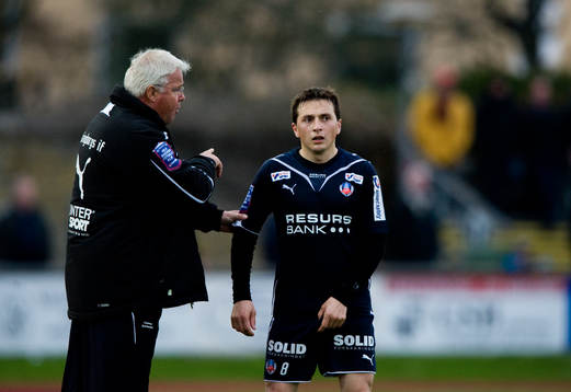 Conny Karlsson, tränare Helsingborg, ger instruktioner