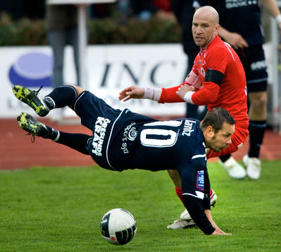 Henrik Rydström trycker till Marcus Lantz