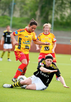 Sofia Simonsson, AIK faller framför Lisa Klinga, Tyresö