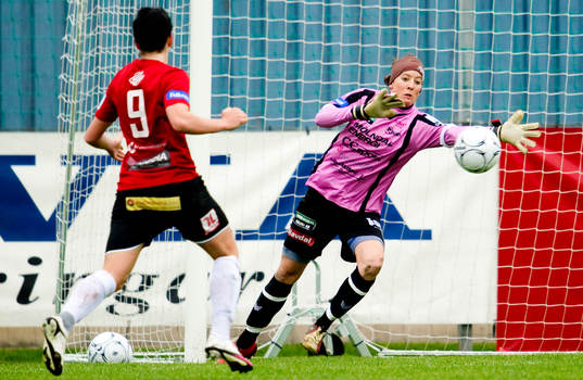 Jenny Olsson, målvakt Jitex ser bollen gå in
