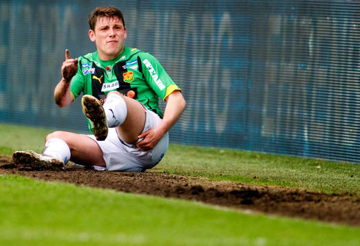 Calum Angus, GAIS får en sträckning i baksidan av låret,